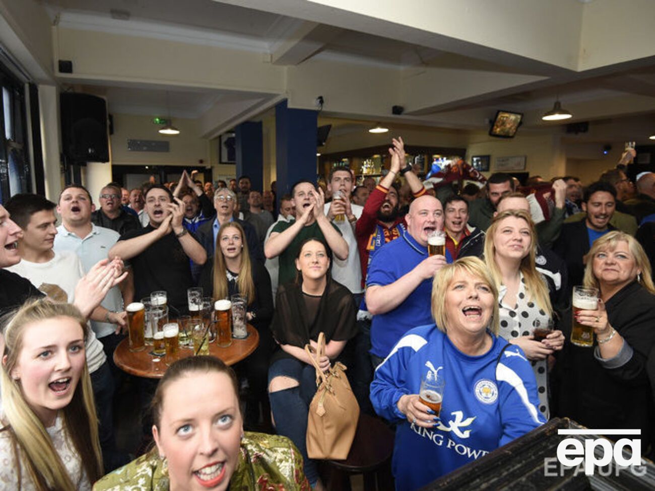 В пабе Лестера радуются голу "Челси" в ворота "Тоттенхэма"