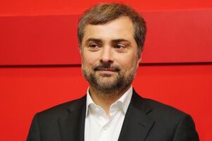 Сурков "всегда находится в нужное время в нужном месте"