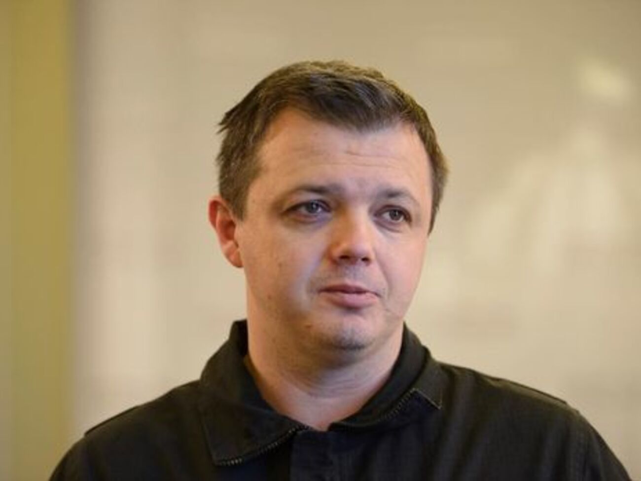 Семенченко: В Донецке фабрика "Хамадей" грузит все это в фуры, идет через наши блокпосты, в Киев, через Киев идет на Европу