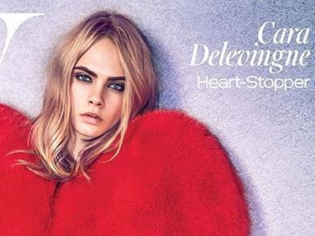 Делевинь примерила "крылья" в форме сердца