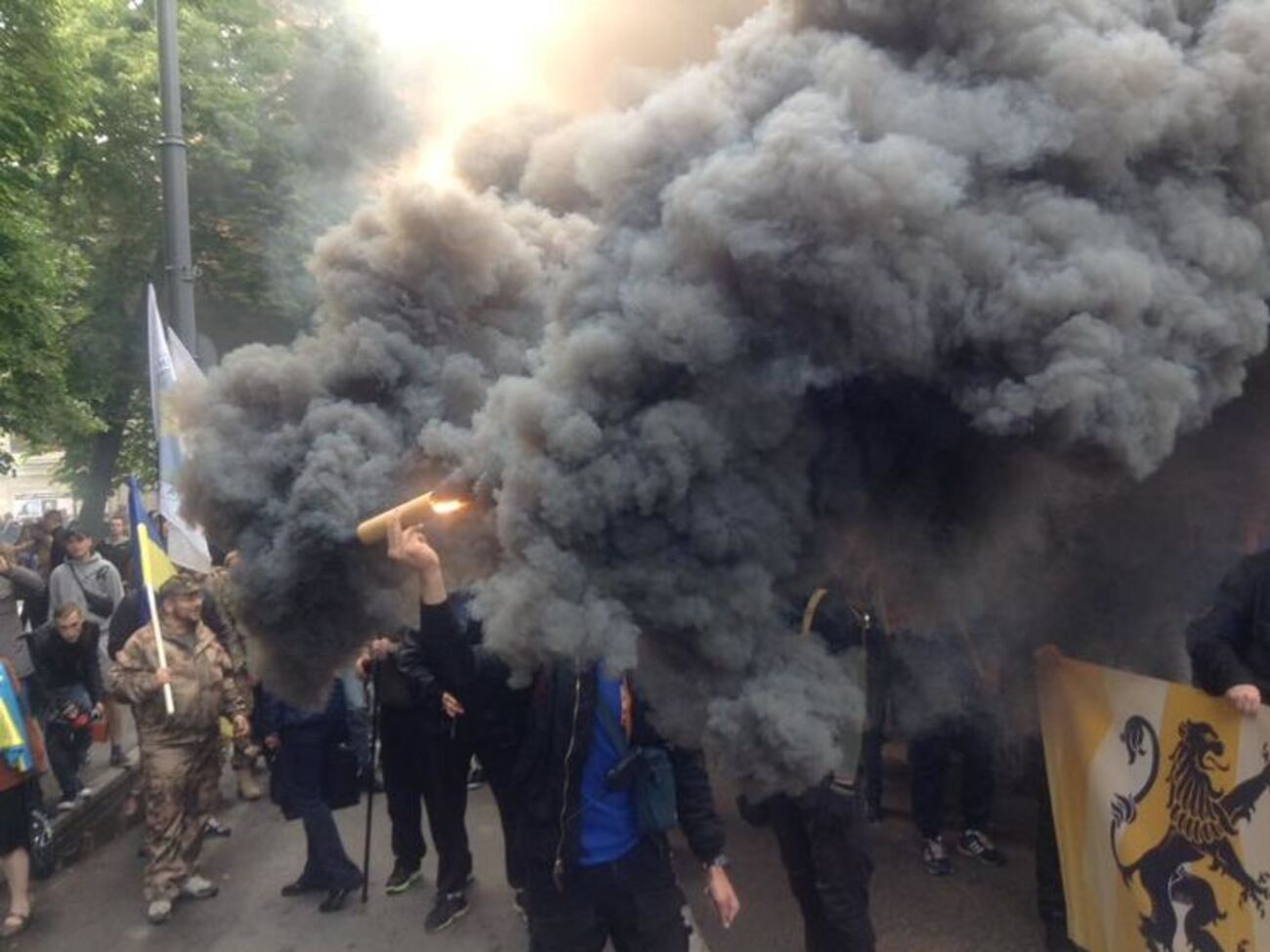 С дымовыми шашками и почти без флагов Украины &ndash; "Азов" проводит марш против выборов на Донбассе. Фоторепортаж