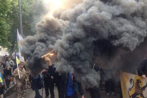 С дымовыми шашками и почти без флагов Украины – "Азов" проводит марш против выборов на Донбассе. Фоторепортаж
