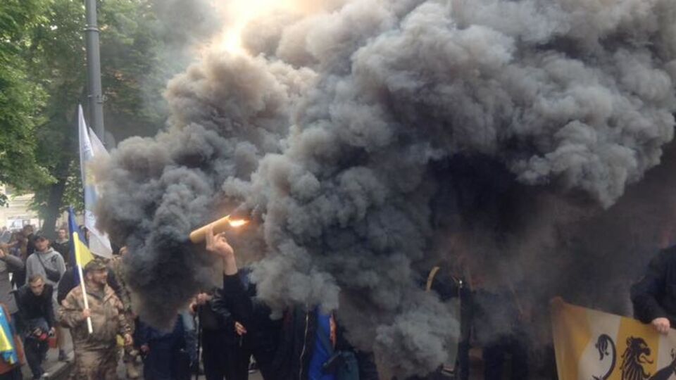 С дымовыми шашками и почти без флагов Украины – "Азов" проводит марш против выборов на Донбассе. Фоторепортаж