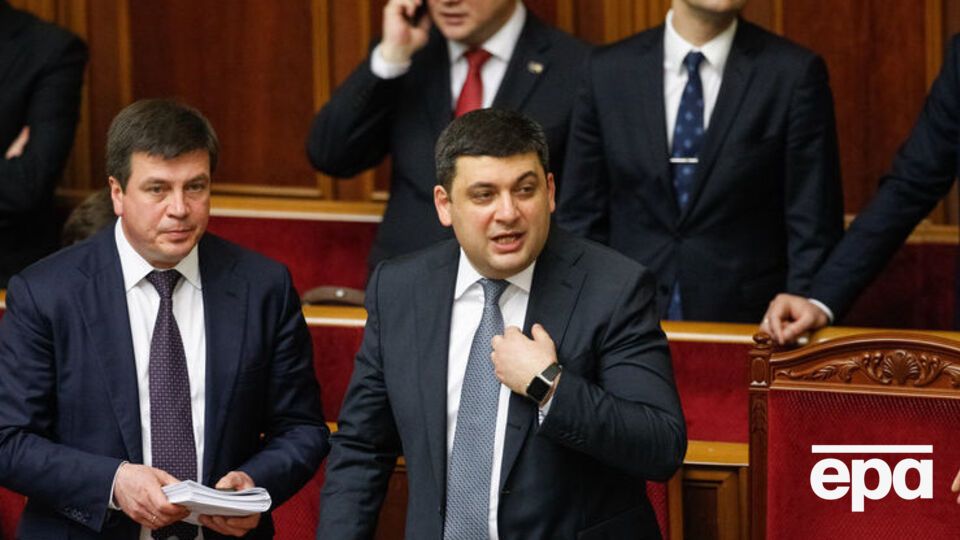 Гройсман намерен обсудить цены на бензин с АМК