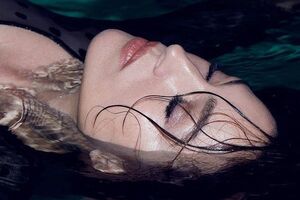 Белуччи позировала для глянцевого издания в воде