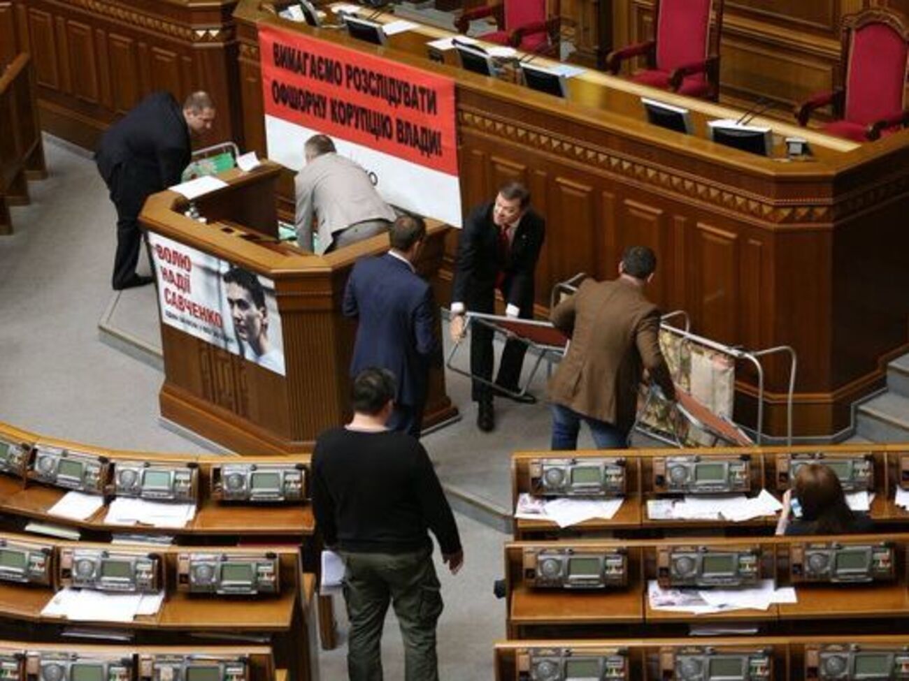 Утром радикалы принесли в Раду раскладушки