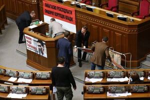 Утром радикалы принесли в Раду раскладушки