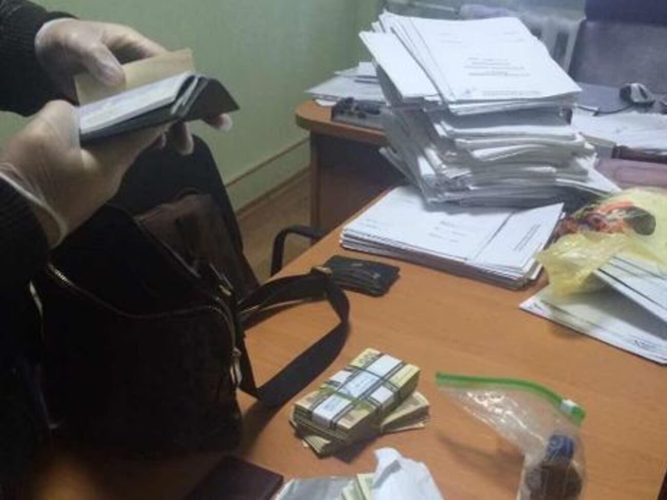 Задержанному на взятке прокурору грозит от 3 до 8 лет тюрьмы с конфискацией
