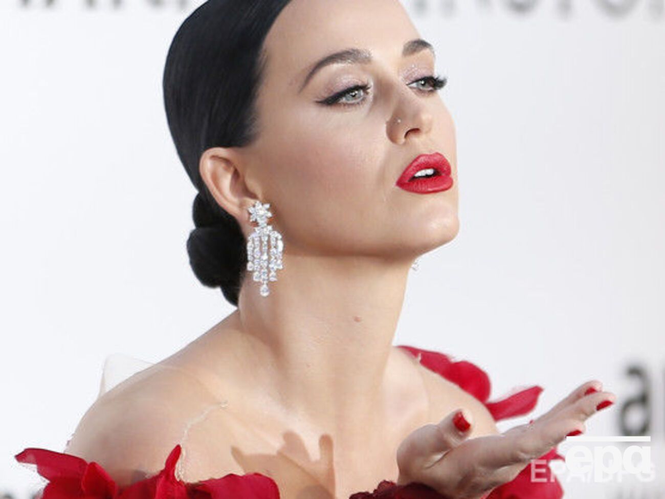 Кэти Перри выбрала для выхода в цвет красную гамму