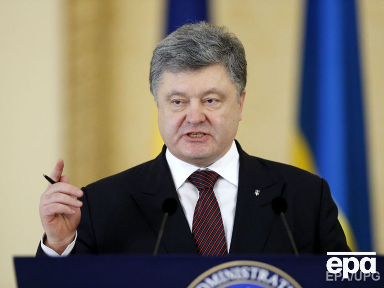 Порошенко заявил, что "не свернет" с пути мирного урегулирования конфликта на Донбассе