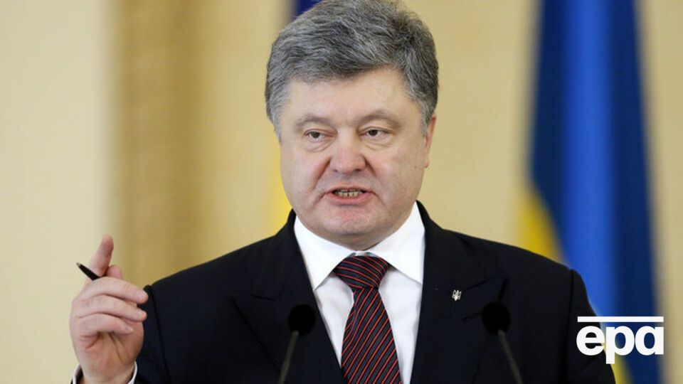 Порошенко заявил, что "не свернет" с пути мирного урегулирования конфликта на Донбассе