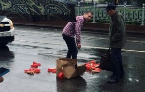 Мужчине пришлось собирать необычные товары на глазах у очевидцев, которые снимали его на видео