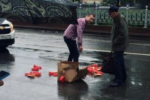 Мужчине пришлось собирать необычные товары на глазах у очевидцев, которые снимали его на видео