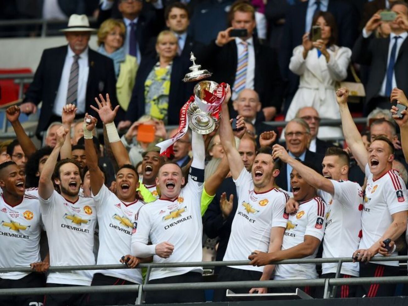 Подопечные Луи ван Гала в 12-й раз получили Кубок Англии после 12-летнего перерыва