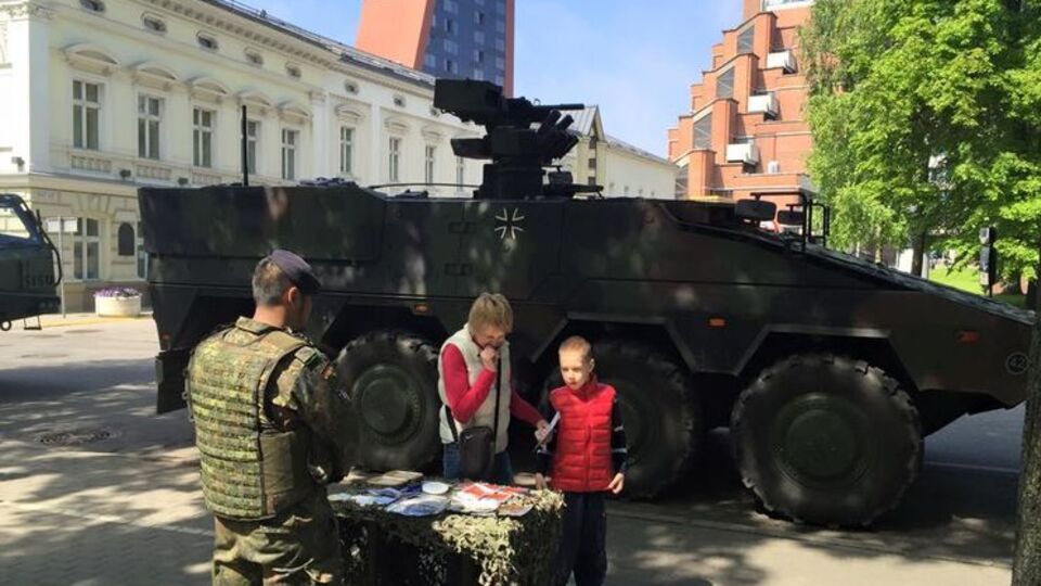 Военные НАТО расположились в сквере в центре Клайпеды