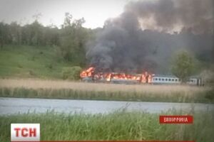 Спасатели не смогли подъехать к находящемуся посреди поля поезду, поэтому им пришлось тащить горящие вагоны до ближайшего села