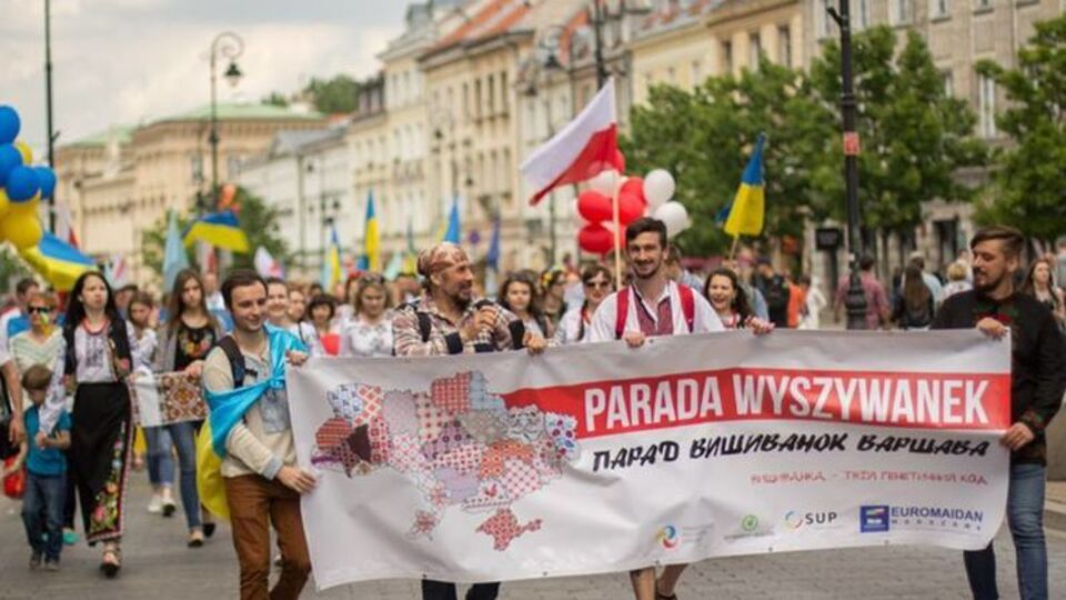 В столице Польши прошел парад вышиванок