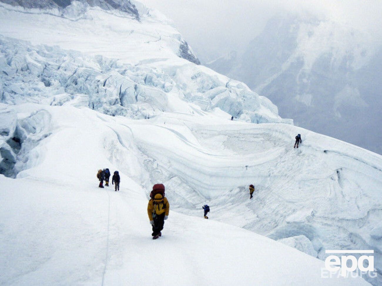 Покорив Эверест, два человека погибли