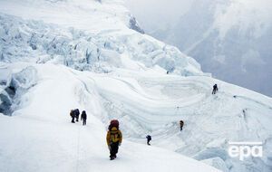 Покорив Эверест, два человека погибли