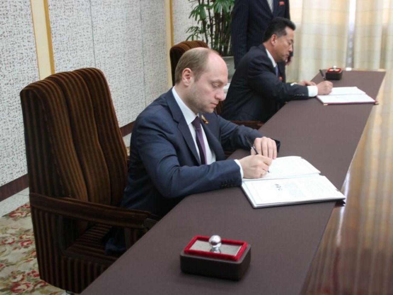 При этом проводимые страной ядерные испытания мешают сотрудничеству с РФ, считает российский министр Александр Галушка