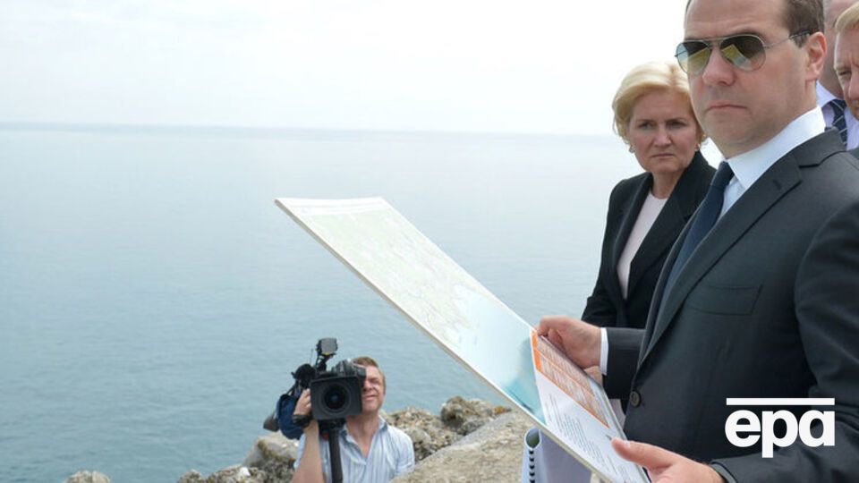 Медведев приехал в оккупированный Крым по партийным и музейным делам