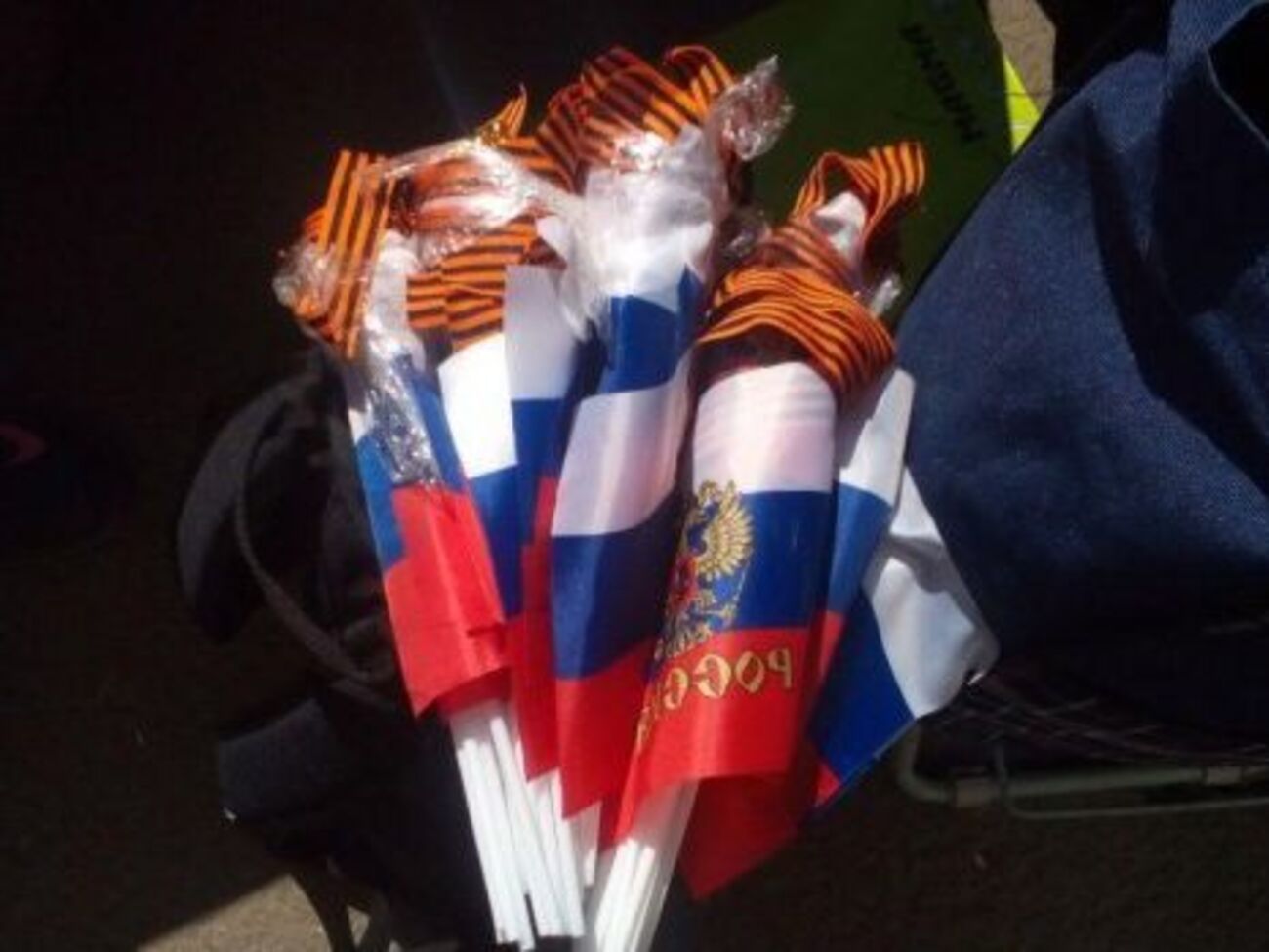 Российские флажки были обмотаны георгиевскими лентами