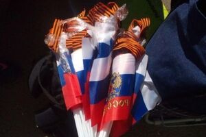 Российские флажки были обмотаны георгиевскими лентами