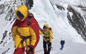 Украинка Яловчак покорила высоту в 8848 м, взойдя на вершину Эверест