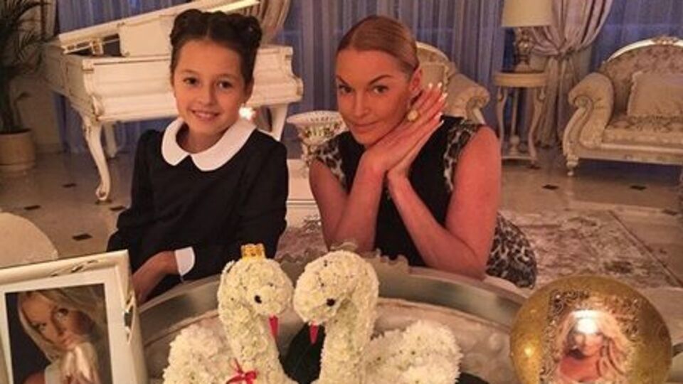 Волочкова: Утром Ариша попросила у меня тушь для ресниц и кисточку для теней и сама сделала себе макияж, сказав, что по моим фоткам подсмотрела. Красота, правда?