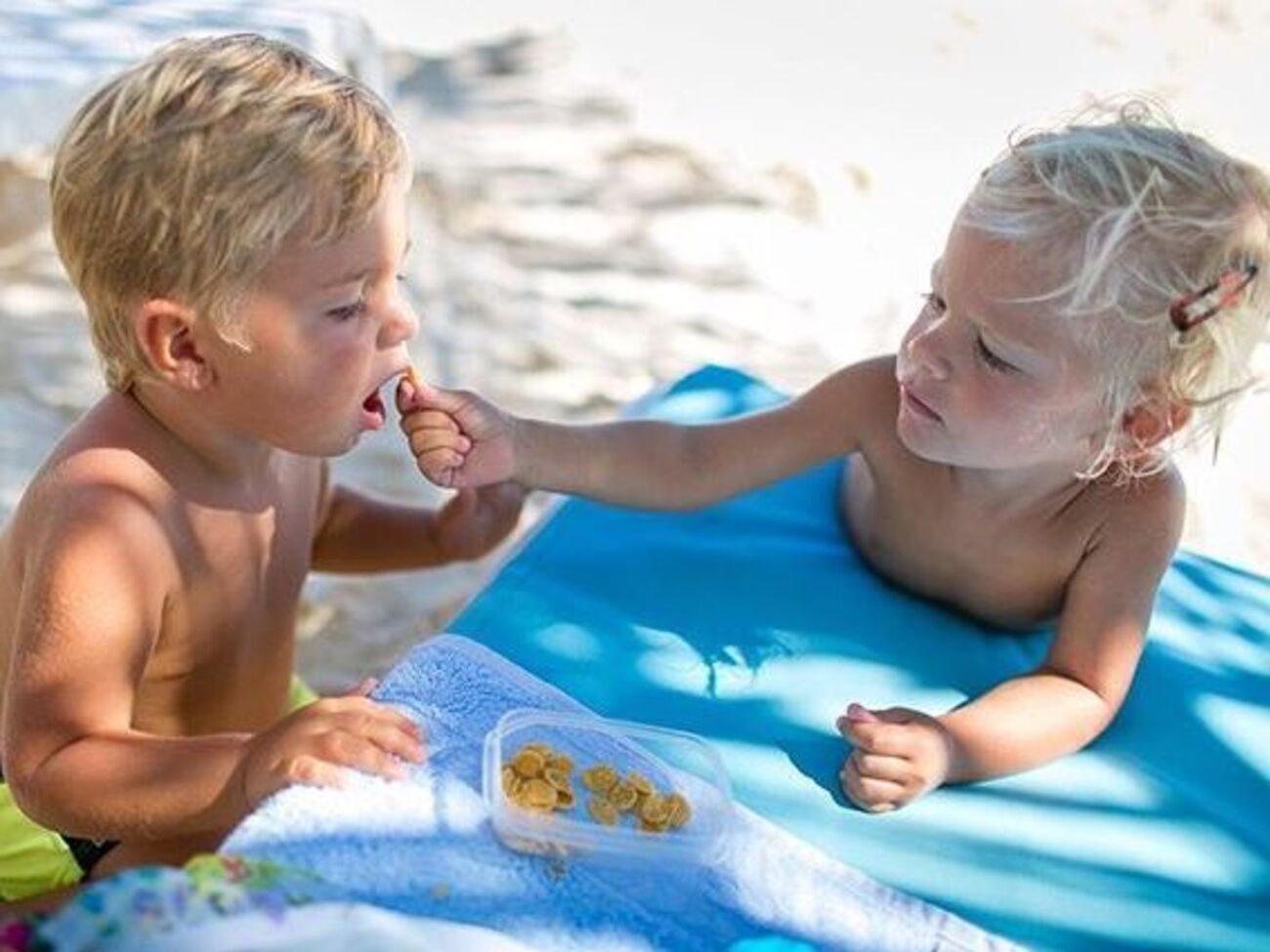 Мама Тимати:&nbsp;Два маленьких человека прощаются и разлетаются по разным континентам... Насколько они доверчивы и бесхитростны, как честны в проявлении чувств