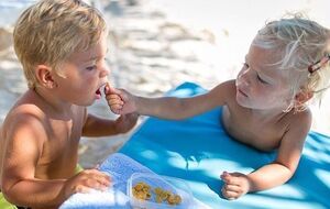 Мама Тимати: Два маленьких человека прощаются и разлетаются по разным континентам... Насколько они доверчивы и бесхитростны, как честны в проявлении чувств