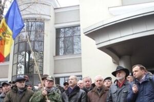 Порошенко: Давайте не договариваться с теми, кто посягает на наши ценности, а мужественно им противостоять