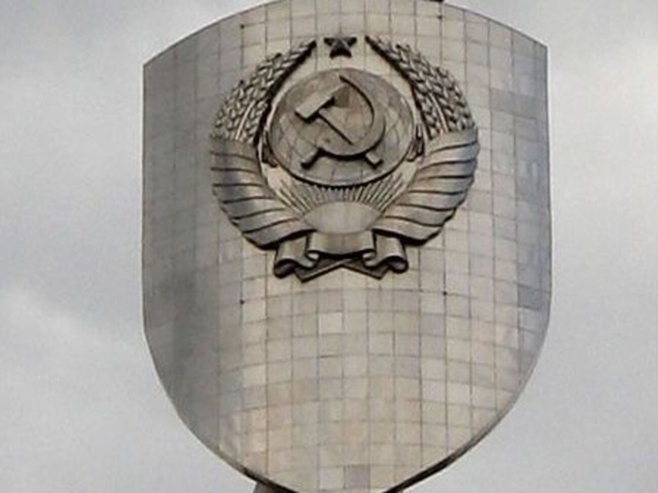 В числе памятников, подлежащих демонтажу, Белоцерковец назвал Родину-Мать, хотя ранее шла речь только о замене символов на ее щите
