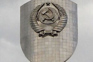 В числе памятников, подлежащих демонтажу, Белоцерковец назвал Родину-Мать, хотя ранее шла речь только о замене символов на ее щите