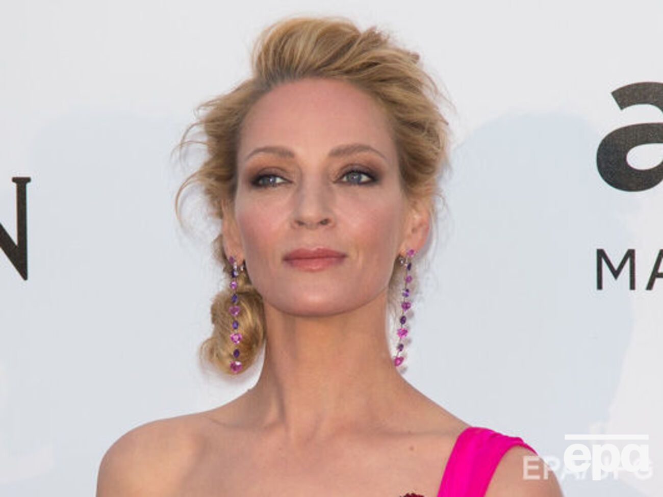 Турман продала откровенный поцелуй на благотворительном аукционе