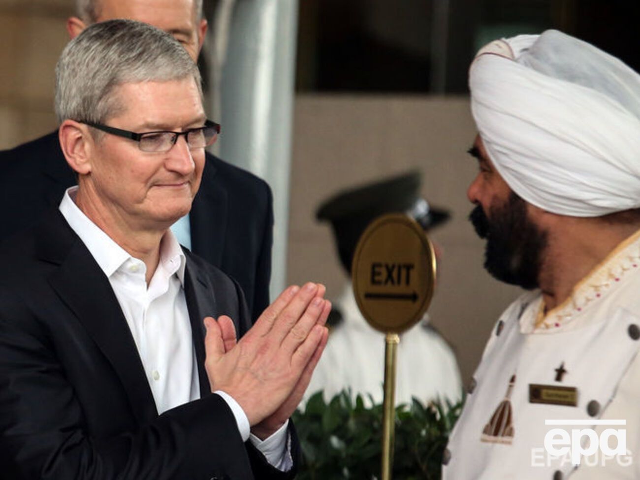 Тим Кук (слева) заявил, что Apple попытается снизить цены на iPhone за пределами США