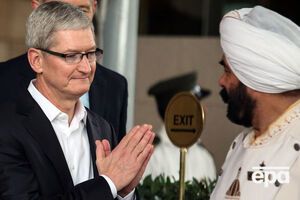 Тим Кук (слева) заявил, что Apple попытается снизить цены на iPhone за пределами США