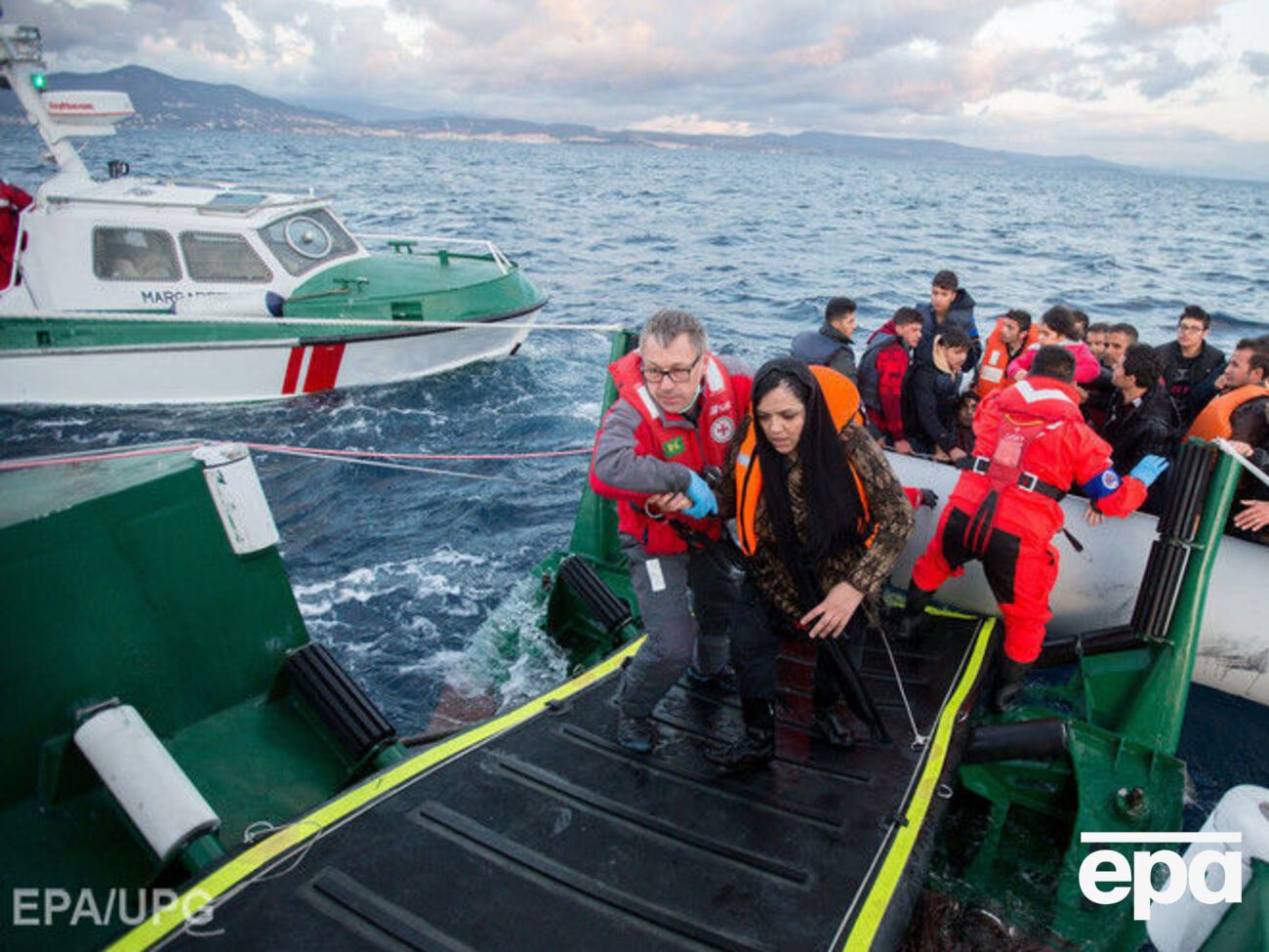 После закрытия балканского маршрута беженцы добираются в страны ЕС по морю