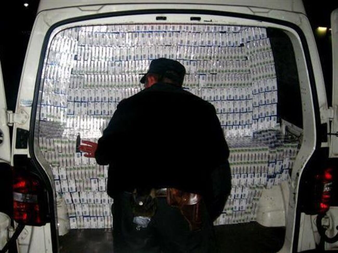 Почти 6 тыс. блоков сигарет пытались вывезти как дипломатический груз