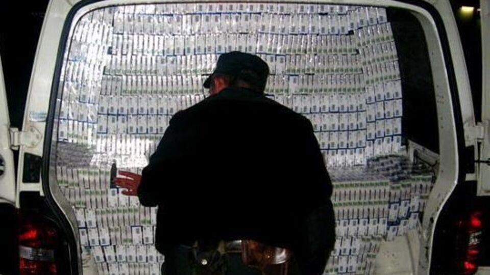 Почти 6 тыс. блоков сигарет пытались вывезти как дипломатический груз