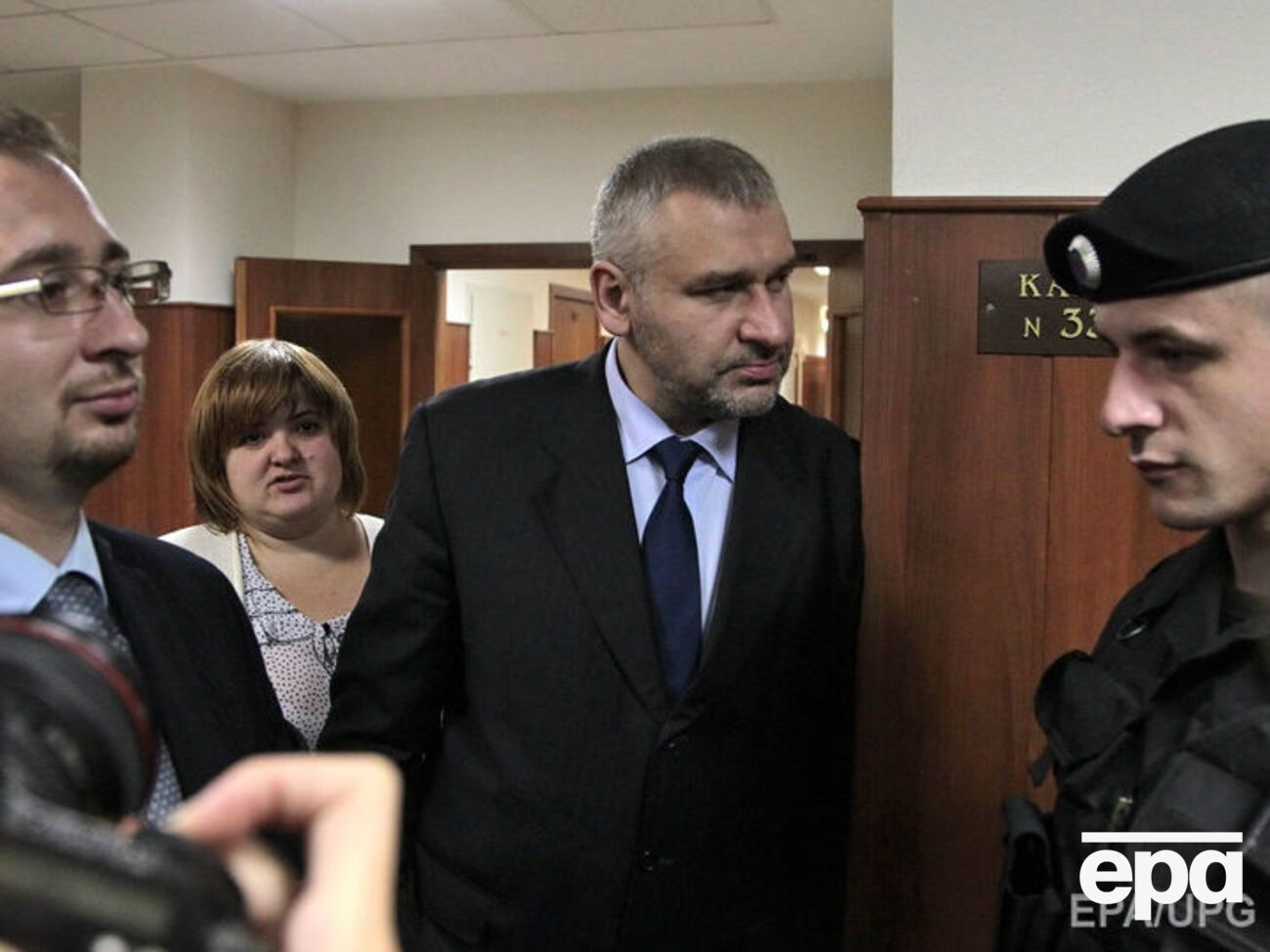 Фейгин (в центре) попробует убедить Савченко подать прошение о помиловании