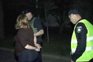 Задержанная полицией женщина звала на помощь милицию