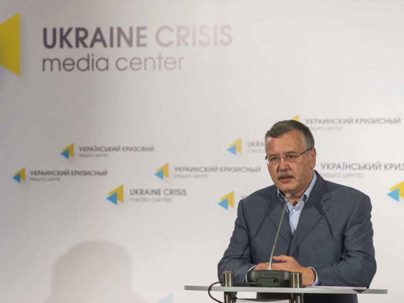 Гриценко обвинили в разбазаривании имущества армии