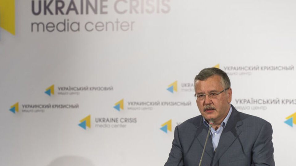 Гриценко обвинили в разбазаривании имущества армии
