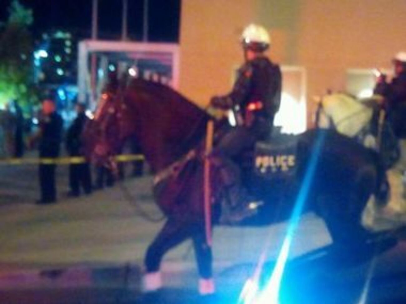 Участников беспорядков разгоняла конная полиция