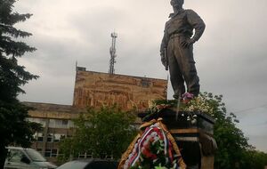 Памятник Мозговому установили на этой неделе