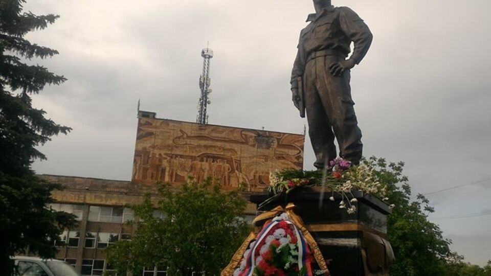 Памятник Мозговому установили на этой неделе