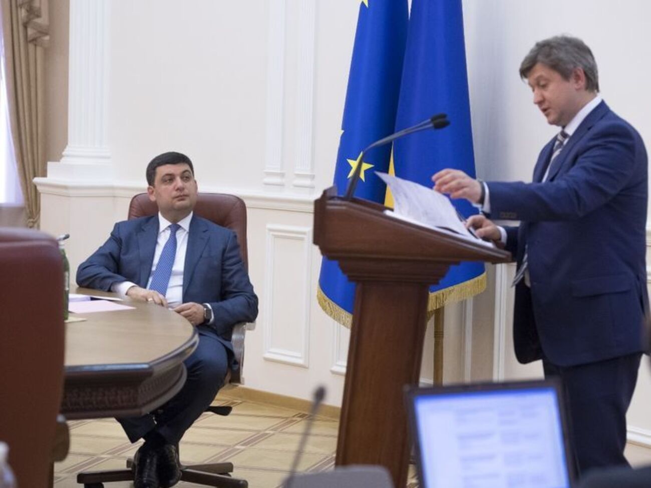 Премьер Владимир Гройсман и глава Минфина Александр Данилюк на заседании Кабмина