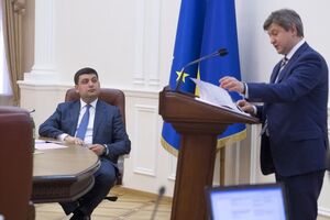 Премьер Владимир Гройсман и глава Минфина Александр Данилюк на заседании Кабмина