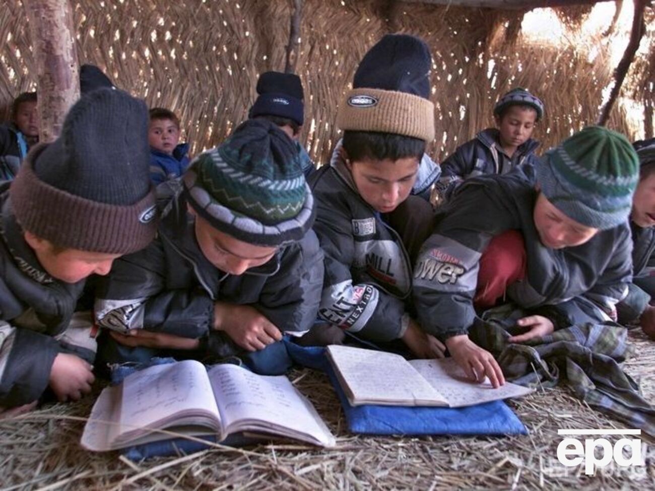 Таджикские школьники остались без праздничной линейки